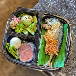 ข้าวปลาทูทอด ไข่ต้ม น้ำจิ้มซีฟู้ดส์