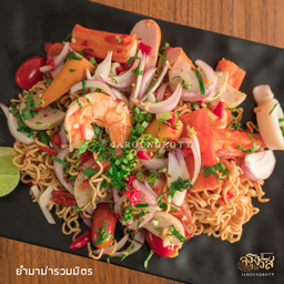 ยำมาม่ารวมมิตร (กุ้ง,ปลาหมึก,หมูยอ,ปูอัด,ไส้กรอก)