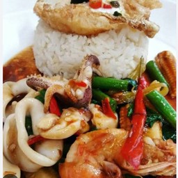 ผัดกระเพราทะเล..ราดข้าวไข่ดาว