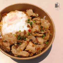 ข้าวไก่คั่วพริกเกลือ - ฟรี! ไข่ดาว