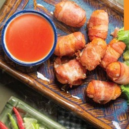 ไส้กรอกพันเบคอนทอด