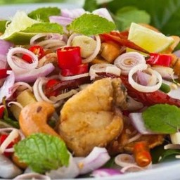 ยำ ปลากระพงทอด