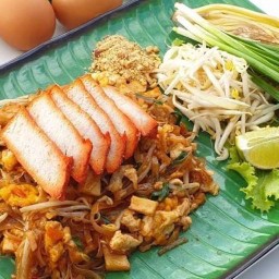 ผัดไทยหมูแดง