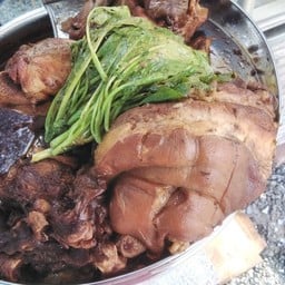 มณีข้าวขาหมูก๋วยเตี๋ยวไก่และเครื่องดื่ม