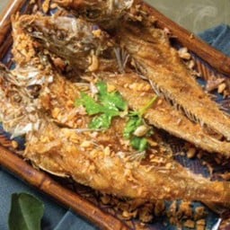ปลาทรายทอดกระเทียม
