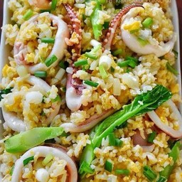 ข้าวผัดปลาหมึก
