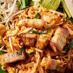 ผัดไทยหมูกรอบ