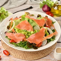 สลัดแซลมอนรมควัน