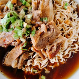 มาม่าต้มยำเนื้อรวมน้ำตกหอมๆ