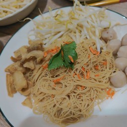 ข้าว•ปลา•อาหาร by ครัวแม่ต้อย [กะเพราพริกแห้ง / ผัดกระเทียม / หมี่คลุกโบราณ / ลาบรสด็ด ~ อาหารตามสั่