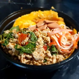 ข้าวกะเพราไก่ไข่ข้น+โบโลน่า+ปูอัด
