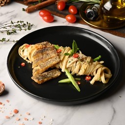 ลิงกวินี่ปลาสลิดผัดพริกกระเทียม