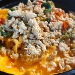 ข้าวกะเพราไก่พริกแห้ง ไข่ข้น
