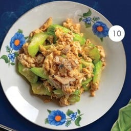 บวบผัดไข่ใส่ปลาเค็ม