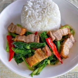 คะน้าหมูสามชั้นราดข้าว