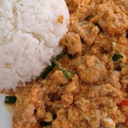 ข้าวราดผัดผงกระหรี่หมู