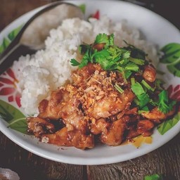 ไก่กระเทียม ราดข้าว