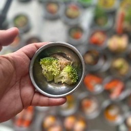 ไก่ก้อนบล้อกโคลี่