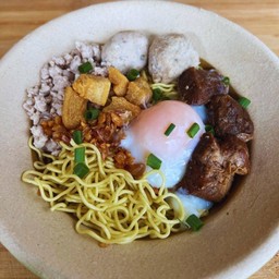[อร่อยซ่ากับโค้ก] หมี่เหลืองเนื้อแก้ม +  "โค้ก" ออริจินัล (กระป๋อง) 