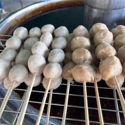 1.2ลูกชิ้นหมู-เอ็นหมูนึ่ง สูตรเชล์ชวนชิม น้ำจิ้มสามรสเด็ด(หม้อเดือด)10 ไม้