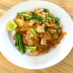 เส้นใหญ่ผัดซีอิ้ว