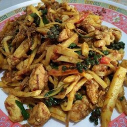 กระเพราไก่ ใส่หน่อไม้