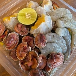 ยำปูม้า หอยแครง กุ้งสด