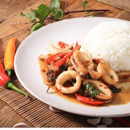 กระเพราปลาหมึก..ราดข้าว