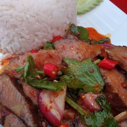 ข้าวราดยำหมูย่าง