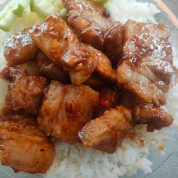 หมูสามชั้นคั่วซอส ราดข้าว