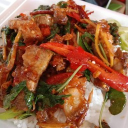 ผัดพริกหมูสามชั้น ราดข้าว