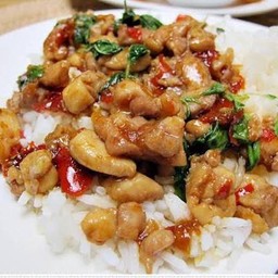 กระเพราไก่คั่วพริกแห้ง (กระเพราโบราณ)