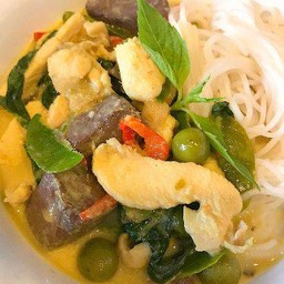 ขนมจีนแกงเขียวหวานไก่ ยอดมะพร้าว