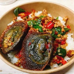 กระเพราหมูสับไข่เยี่ยวม้า ราดข้าว