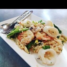 ข้าวผัดโป๊ะแตกทะเล