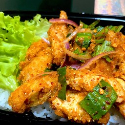 ข้าวยำหมูแซ่บ เบื่อไก่ของเปลี่ยนเป็นหมู