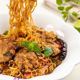 มาม่าาลาบหมูก้อนทอด