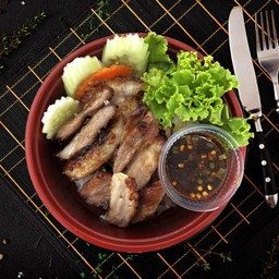 ข้าวหน้าคอหมูย่างจิ้มแจ่ว