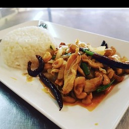 ข้าวราดผัดเม็ดมะม่วงหมู