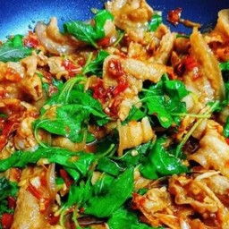 ผัดพริกแกงสามชั้นสไลด์หน่อไม้ดองราดข้าว