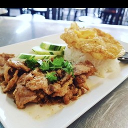 ข้าวราดผัดกระเทียมพริกไทหมู