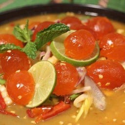 ยำไข่แดง