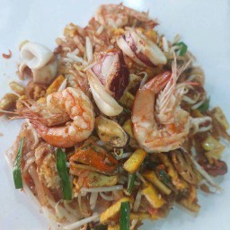 ผัดไทยเส้นจันท์ทะเล