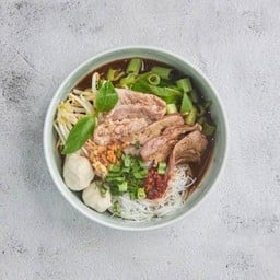 (ก๋วยเตี๋ยวเรือระยอง) ก๋วยเตี๋ยวเรือน้ำตกหมู ตับ ลูกชิ้น