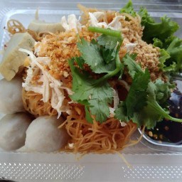 หมี่คลุกไก่ฉีกราชบุรี ยายเอียด สาขาตลาดโวค หัวรั่ว