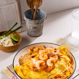 ผัดไทยห่อไข่กุ้งสด