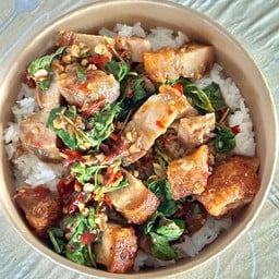 ข้าวราดกะเพราหมูกรอบ