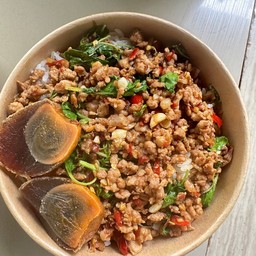 ข้าวราด-กะเพราหมูสับไข่เยี่ยวม้า