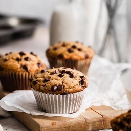 An muffin banana chocolate chip