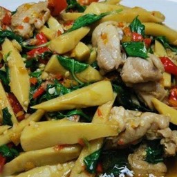 กะเพราไก่ใส่หน่อไม้.